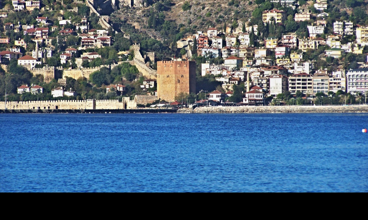 Tapeta alanya_cervena_vez