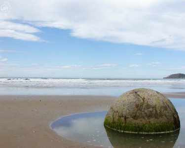 Tapeta: A Moeraki Boulder