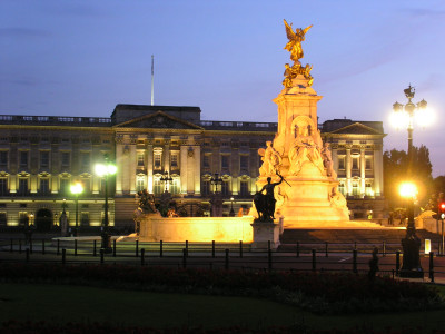 Tapeta: Buckingham Palace v noci