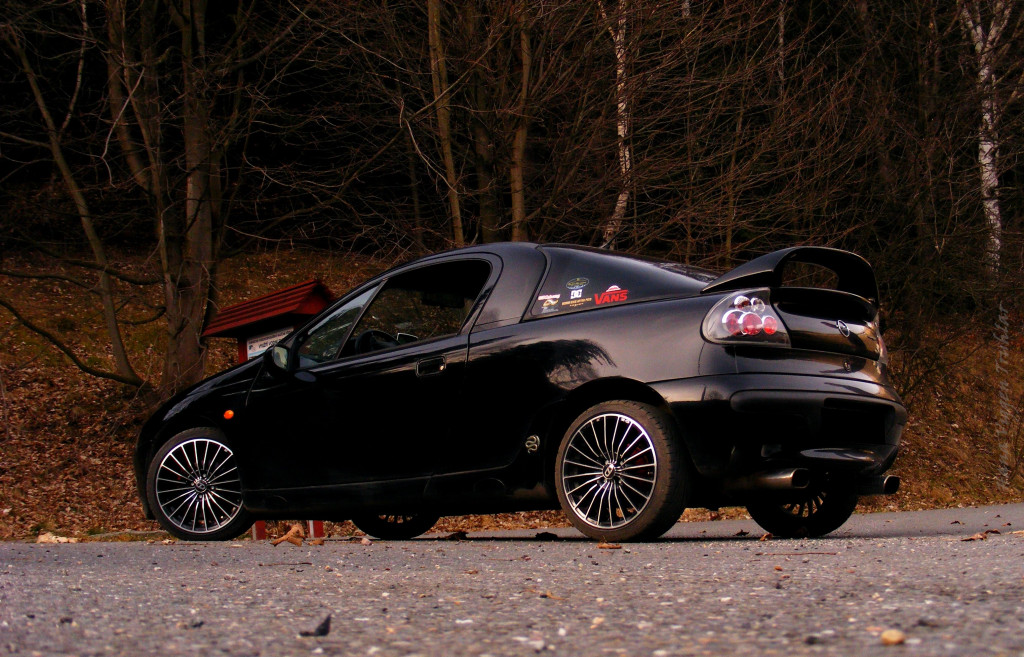 Tapeta cerny_opel_tigra