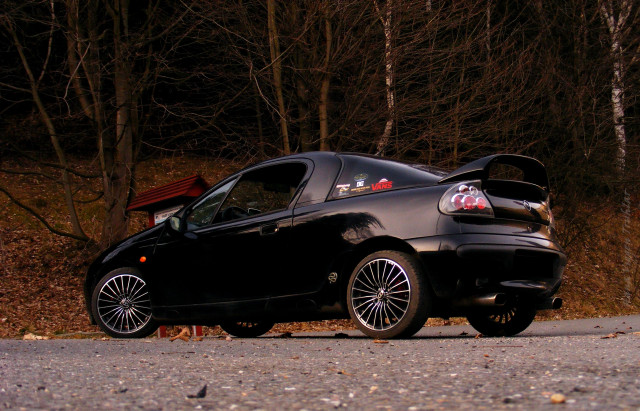 Tapeta cerny_opel_tigra