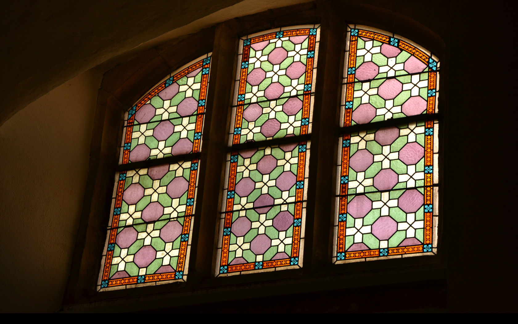 Tapeta chramove_okno_1