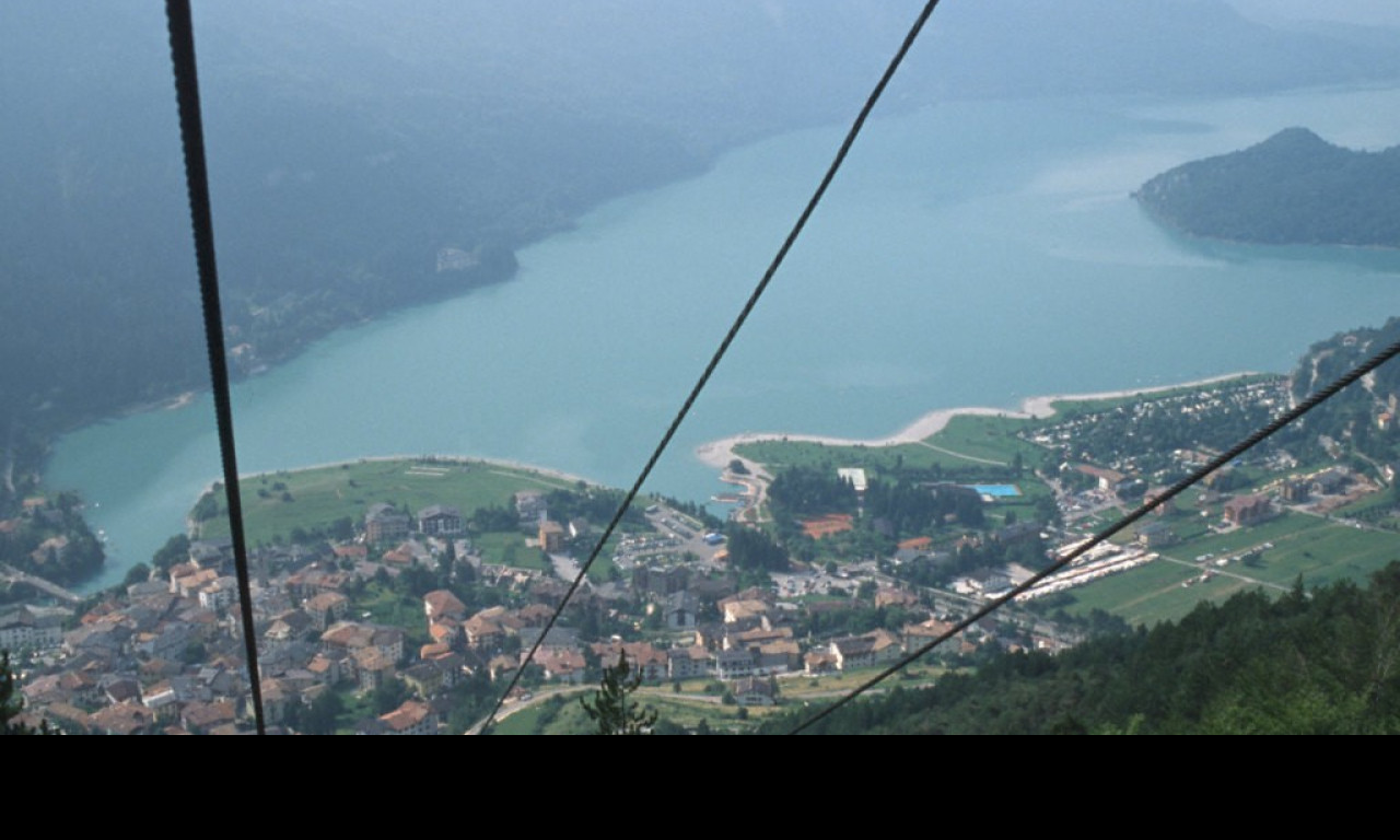 Tapeta dolomity_jezero_molveno