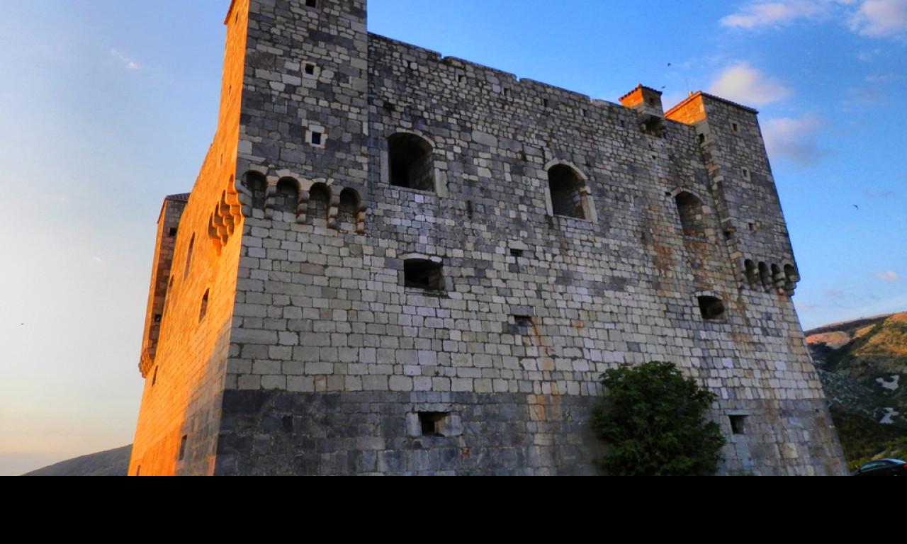 Tapeta hrad_pri_zapadu