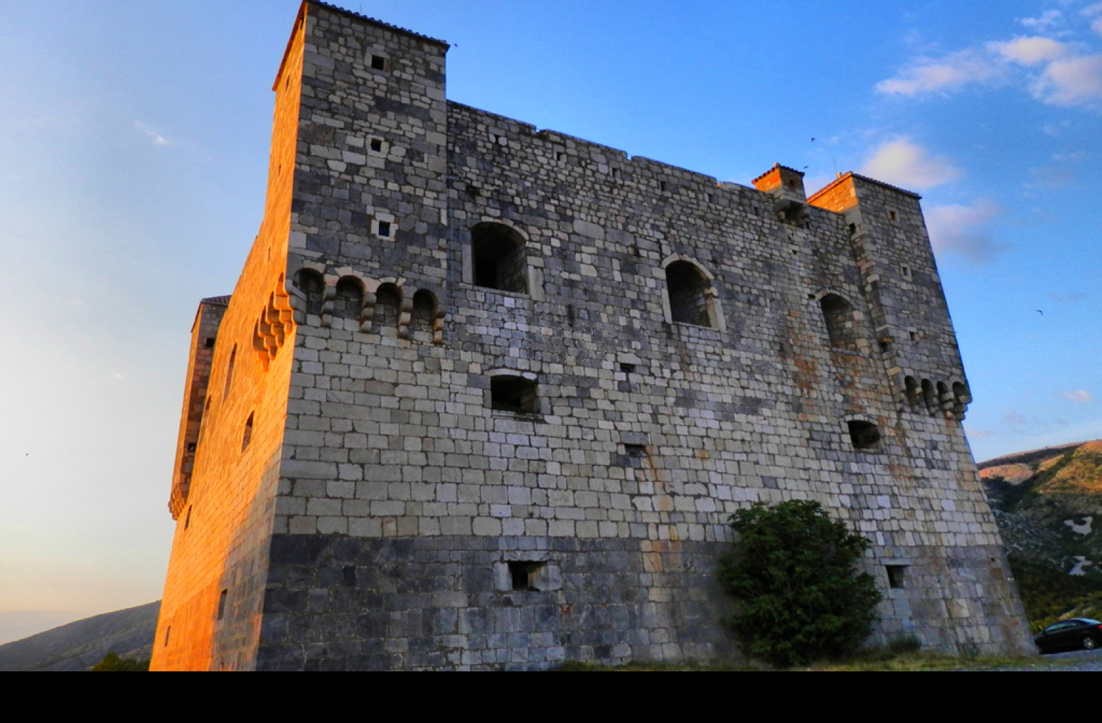 Tapeta hrad_pri_zapadu