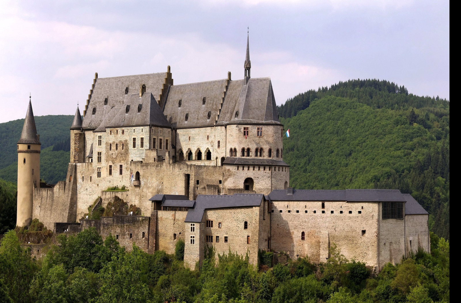 Tapeta hrad_vianden__lucembursko