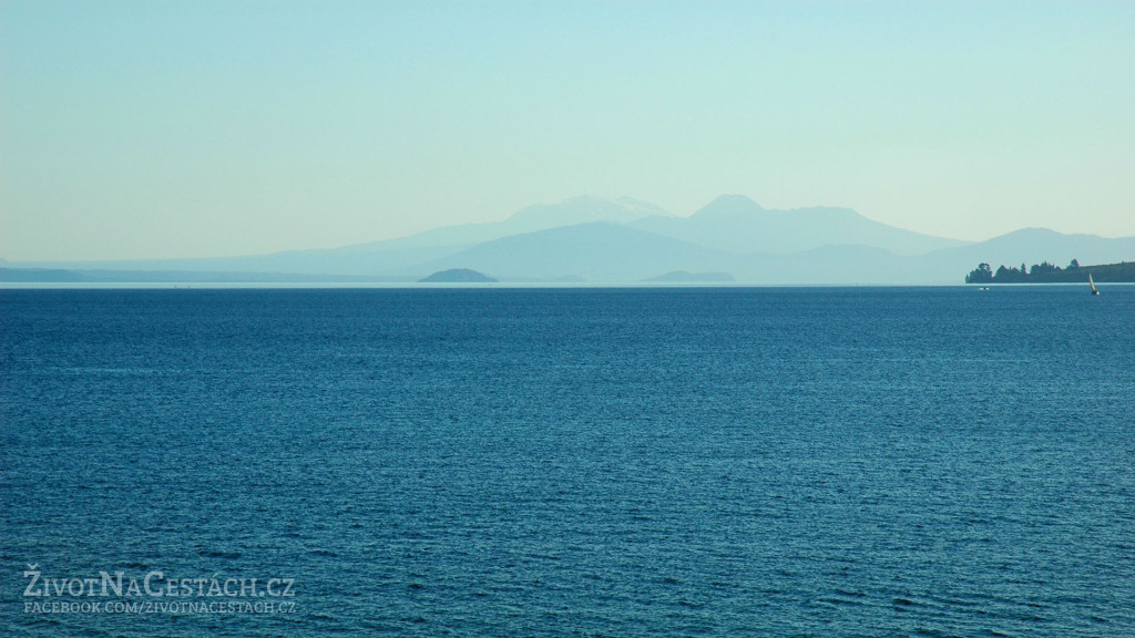 Tapeta jezero_taupo__novy_zeland