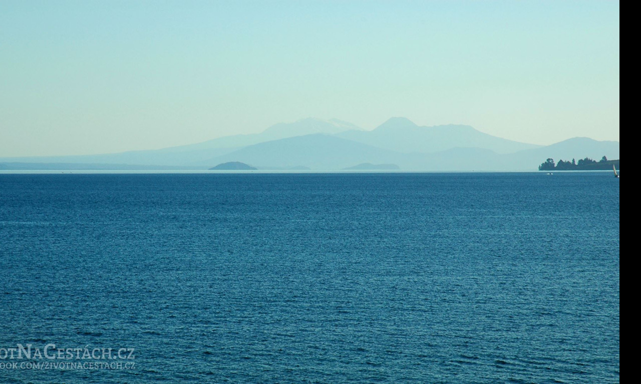 Tapeta jezero_taupo__novy_zeland