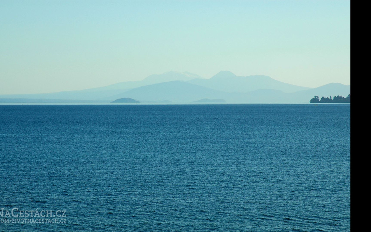 Tapeta jezero_taupo__novy_zeland