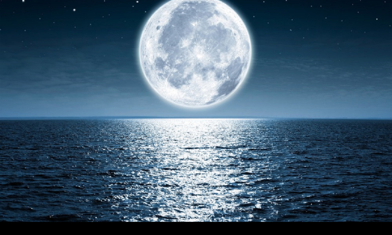 Tapeta mesic_nad_vodou