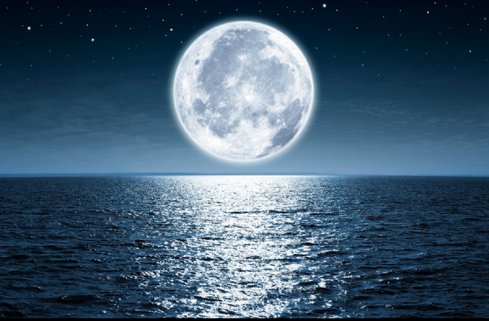 Tapeta mesic_nad_vodou