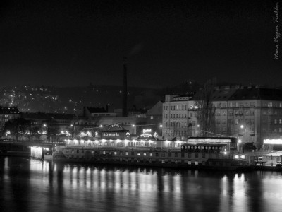 Tapeta: Praha ve tm�