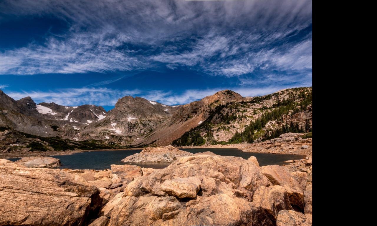 Tapeta rocly_moutain__lake_isabelle