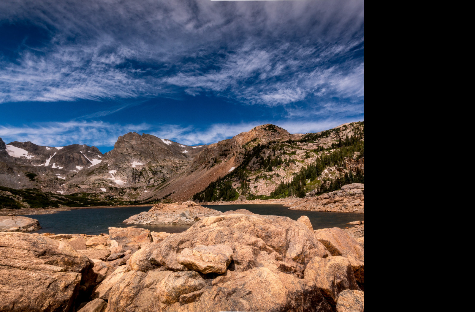 Tapeta rocly_moutain__lake_isabelle