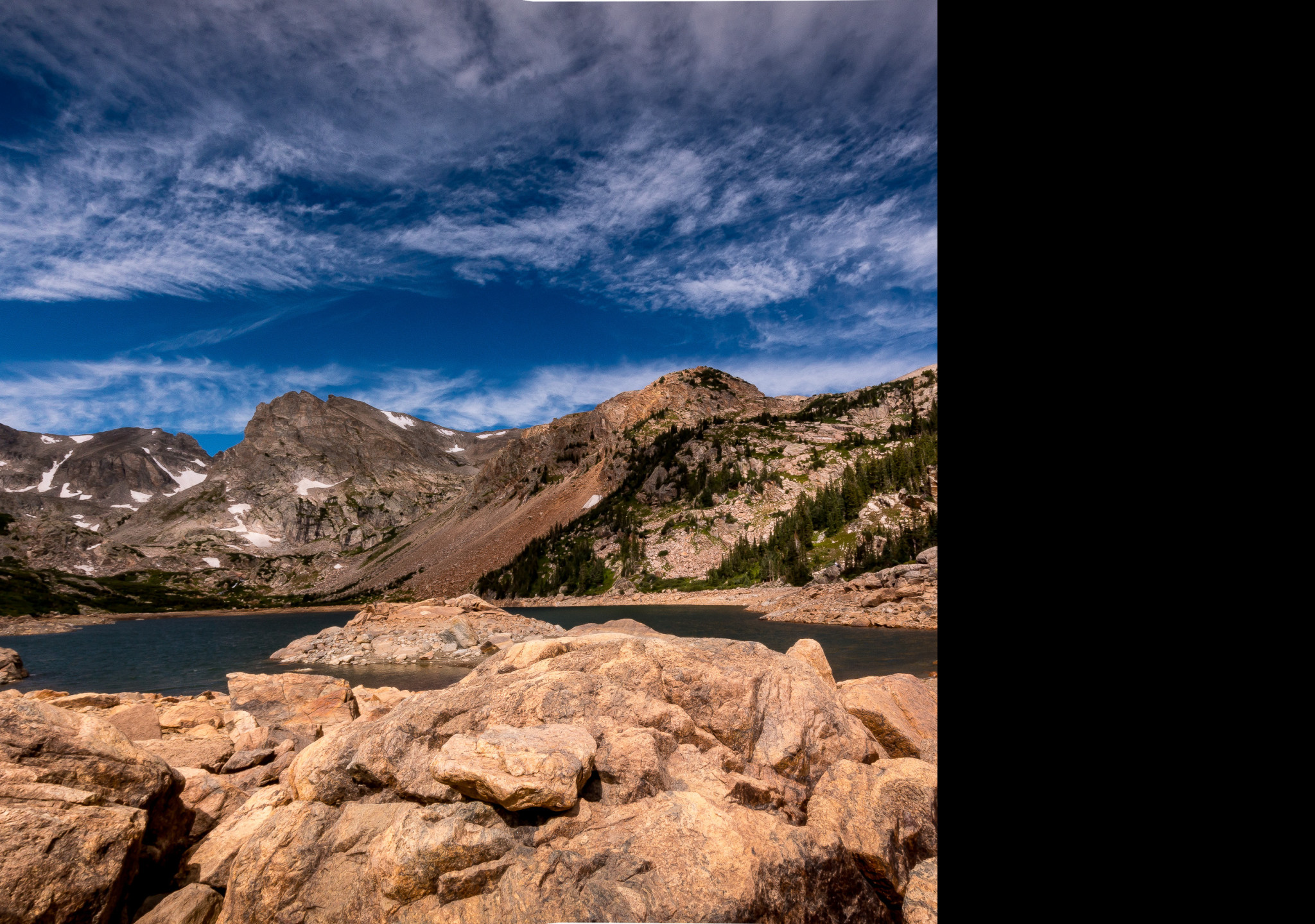 Tapeta rocly_moutain__lake_isabelle