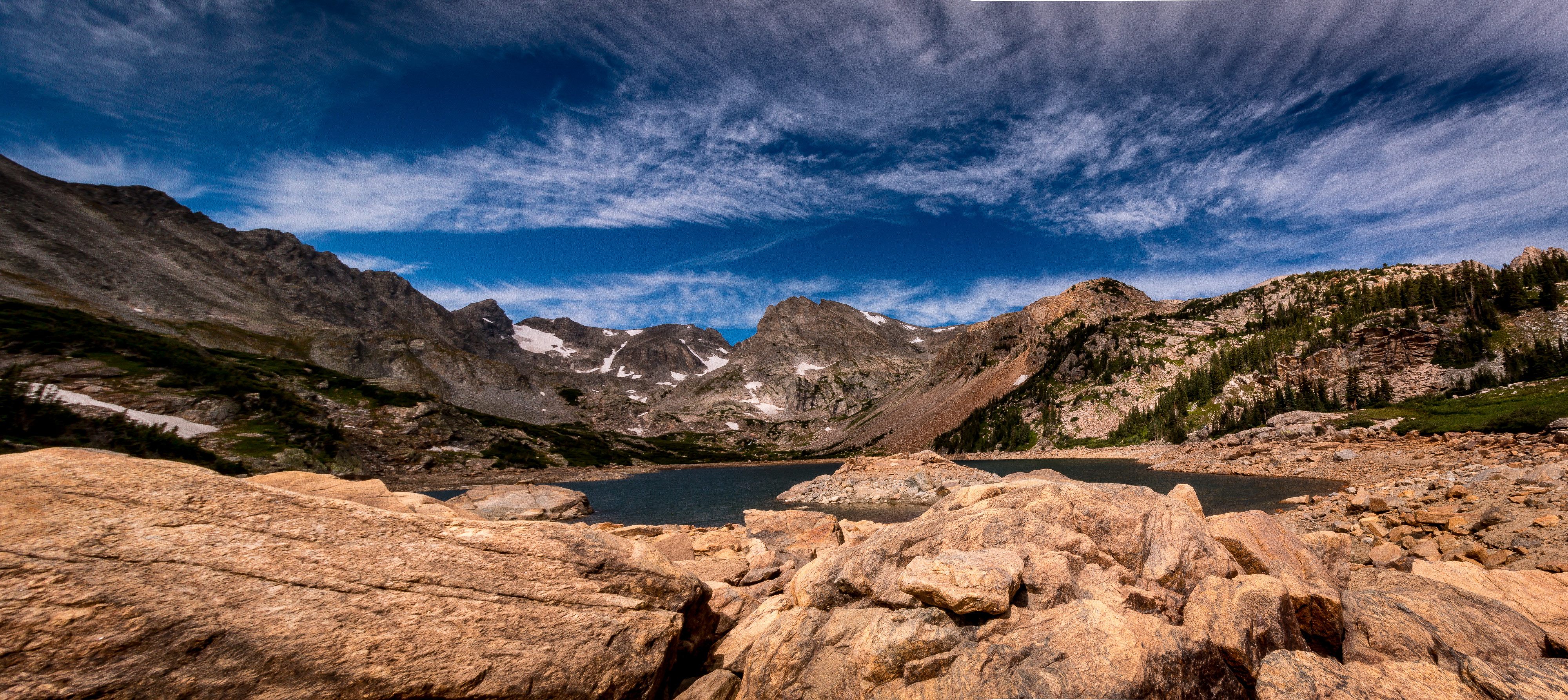 Tapeta rocly_moutain__lake_isabelle