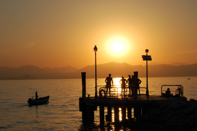 Tapeta: Slunce nad jezerem
