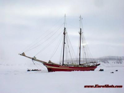 Tapeta: The Nooderlicht stuck in Svalbard fjord